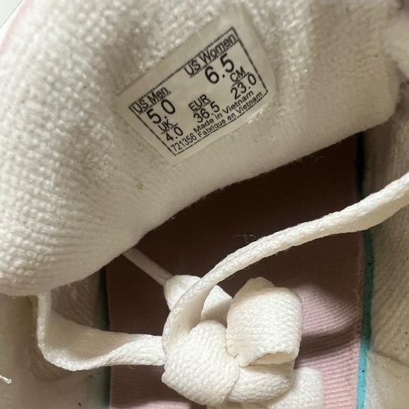 VANS UNISEX PINK AND WHITE SNEAKERS SIZE:
5 - men
6.5 - women - Picture 14 of 14